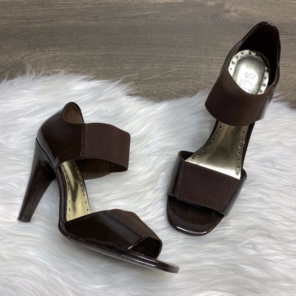 5 for $40💅BCBG Paris Brown Patent Leather Heeled Sandals
